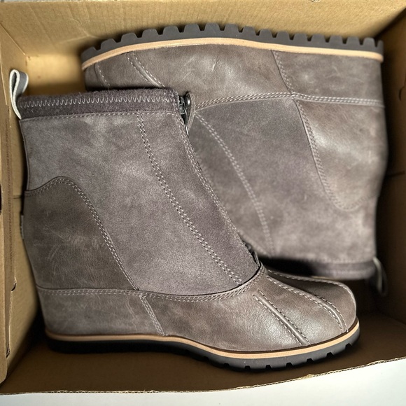 UGG Ankle boot - Size 7 - Picture 4 of 8